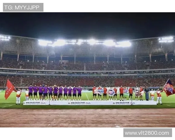 退役球星激情对决 六人制足球赛再掀竞技风潮